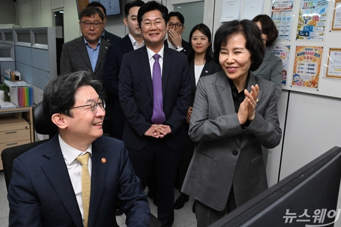 이억원 금융위원장이 29일 오전 서울 영등포구 신용회복위원회에서 열린 채무상담번호 1375 개통식에서 일일 상담사를 맡아 채무자와 통화를 잠시 마친 뒤 김은경 서민금융진흥원장 겸 신용회복위원장과 대화하고 있다. 사진=강민석 기자