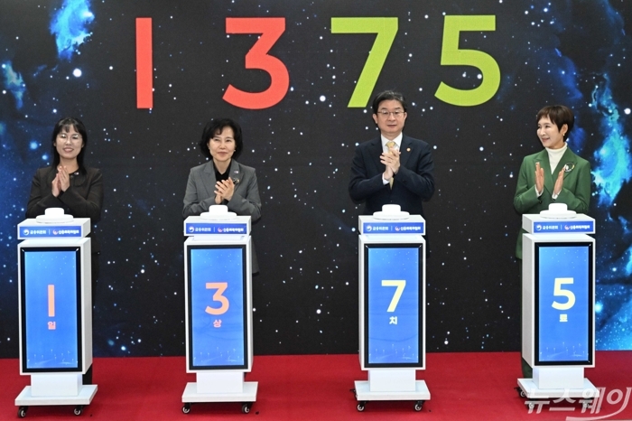 (오른쪽 두 번째)이억원 금융위원장과 (왼쪽 두 번째)김은경 서민금융진흥원장 겸 신용회복위원장을 비롯한 참석자들이 29일 오전 서울 영등포구 신용회복위원회에서 열린 채무상담번호 1375 개통식에서 세리머니를 마친 뒤 기념촬영을 하고 있다. 사진=강민석 기자
