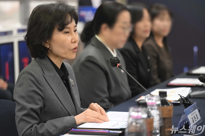 김은경 서민금융진흥원장 겸 신용회복위원장이 29일 오전 서울 영등포구 신용회복위원회에서 열린 채무상담번호 1375 개통식에서 인사말을 하고 있다. 사진=강민석 기자
