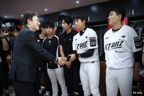 야구도 경영도 현장부터···박윤영 KT 대표의 리더십