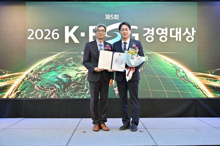 박창률 한전 기획처장(오른쪽). 사진=한국전력