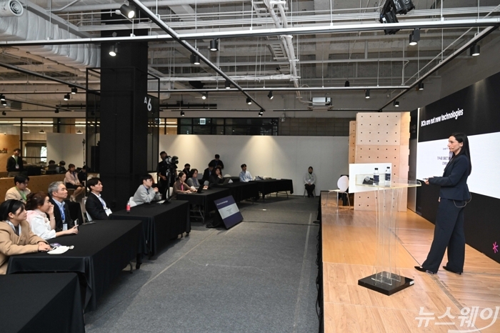 디온 켈리 포서빌리티 뉴로테크놀로지스 창립자 겸 최고경영자가 30일 오전 서울 강남구 코엑스 더플라츠 (The Platz)에서 열린 바이오플러스-인터펙스 코리아 2026에서 뇌·컴퓨터 인터페이스(BCI) 기술을 발표하고 있다. 사진=강민석 기자
