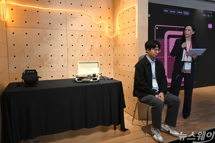 디온 켈리 포서빌리티 뉴로테크놀로지스 창립자 겸 최고경영자가 30일 오전 서울 강남구 코엑스 더플라츠 (The Platz)에서 열린 바이오플러스-인터펙스 코리아 2026에서 뇌·컴퓨터 인터페이스(BCI) 기술을 시연하고 있다. 사진=강민석 기자